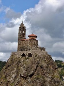 Chapelle au sommet du rocher d'Aguilhe, piton rocheux rest chéminée volcanique dans le Puy en Velay