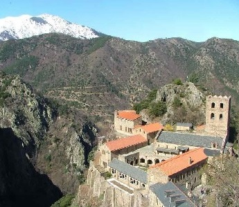 Abbaye dans les Pyrénées Orientales, Canigou, Languedoc-Roussillon