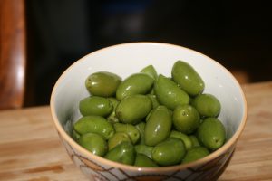 olives vertes Lucques du Languedoc AOP AOC présentées dans un bol grosses olives vert tendre