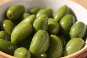 Bol d'olives vertes Lucques du Languedoc AOP AOC gros plan : grosses olives vert tendre en forme de croissant de lune