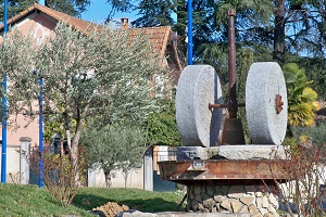 Meules de pierre de moulin, outil traditionnel de trituration de l'AOP Huile d'olive d'Aix-en-Provence