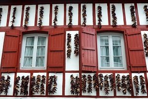 piment d'Espelette AOP suspendus à la façade d'une maison basque typique à l'automne