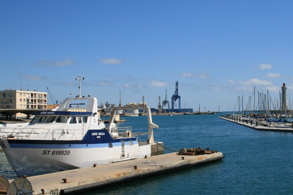 Sète, navire débarquant de la soupe rouge