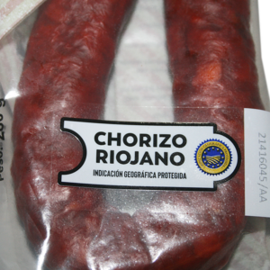 chorizo Riojano IGP picante endossé dans du boyau naturel. Viande de porc, paprika, ail et sel. Parfum profond et épicé. Coupe nette, grain régulier.