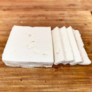 Feta AOP grecque. Fromage de brebis (70%) et chèvre (30%). Texture tendre et fondante avec une belle longueur en bouche. Fromage de tradition millénaire.