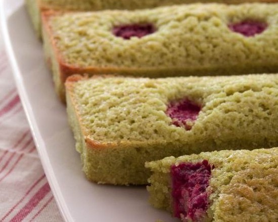 Financier au petit épeautre et à la framboise