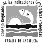 Logo IGP Caballa de Andalucia - maquereaux d'Andalousie IGP : lever de soleil sur la mer, poisson au premier plan