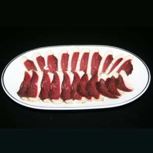 Magret de canard à foie gras du Sud Ouest IGP séché. Texture ferme et délicate, profondeur de goût. Notes salées et sucrées, parfait pour l'apéritif.