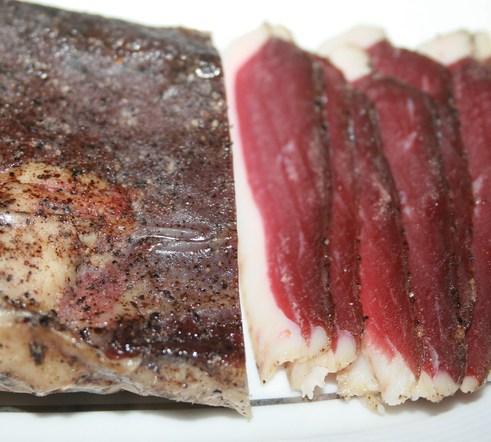 Magret de canard à foie gras du Sud Ouest IGP séché. Texture ferme et délicate, profondeur de goût. Notes salées et sucrées, parfait pour l'apéritif.