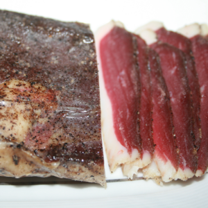 Magret de canard à foie gras du Sud Ouest IGP séché. Texture ferme et délicate, profondeur de goût. Notes salées et sucrées, parfait pour l'apéritif.