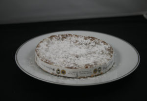 Panforte di siena igp peccati medioeval Pâte marron avec amandes, noisettes et fruits confits apparents, saupoudré de sucre glace