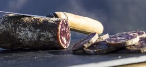 Saucisson sec de l'Ile de Beauté IGP tranché sur une ardoise