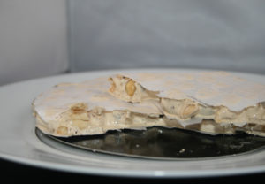 Tarte de nougat d'Agramunt IGP aux noisettes Vicens déballé sur assiette. Nougat dur très riche en noisettes (60%), texture croquante et fondante à la fois. Photo Originel